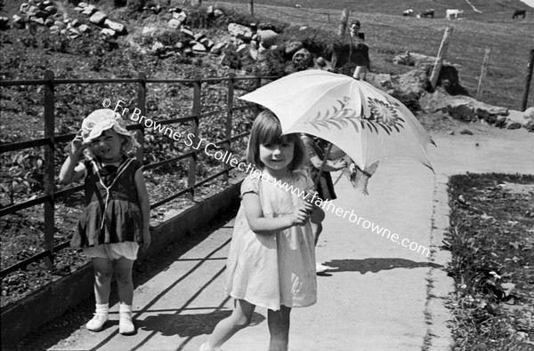 THE SUN SHADE  CHILDREN PLAYING WITH PARASOL